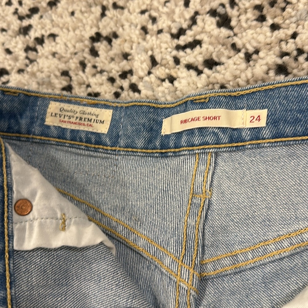 Levi's Ribcage Shorts - Picture 4 of 7
